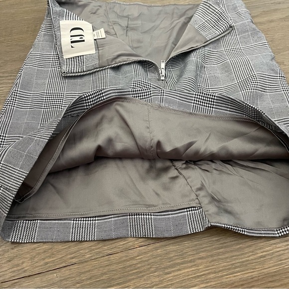 REVOLVE The Jetset Diaries TJD Black & White Ruffle Houndstooth Mini Skirt - Picture 6 of 9